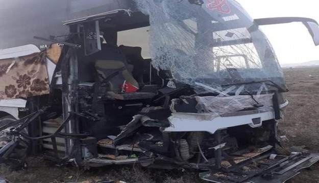 Aksaray'da yolcu otobüsü TIR'a çarptı 44 yaralı