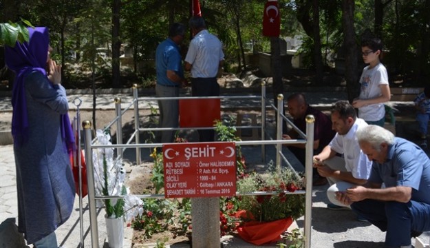 Kahraman asker Halisdemir'in mezarını 100 bin kişi ziyaret etti