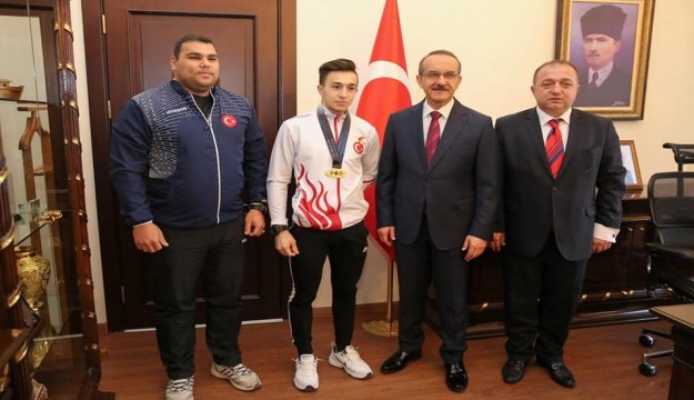 Ordulu Yusuf Fehmi Genç, halterde dünya şampiyonu oldu